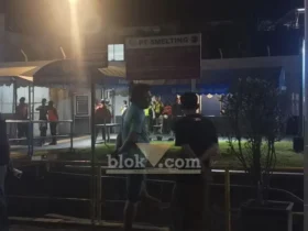 Puluhan warga Desa Roomo, Manyar, Gresik mendatangi kawasan PT Smelting setelah mendengar suara dentuman seperti ledakan (foto: Blok-a.com/Ivan)
