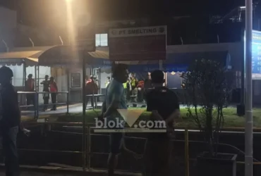 Puluhan warga Desa Roomo, Manyar, Gresik mendatangi kawasan PT Smelting setelah mendengar suara dentuman seperti ledakan (foto: Blok-a.com/Ivan)