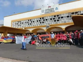 Ratusan Pensiunan Semen Gresik Tuntut Hak Kesehatan di Gedung Semen Indonesia, Gresik (foto: blok-a.com/Ivan)