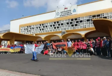 Ratusan Pensiunan Semen Gresik Tuntut Hak Kesehatan di Gedung Semen Indonesia, Gresik (foto: blok-a.com/Ivan)