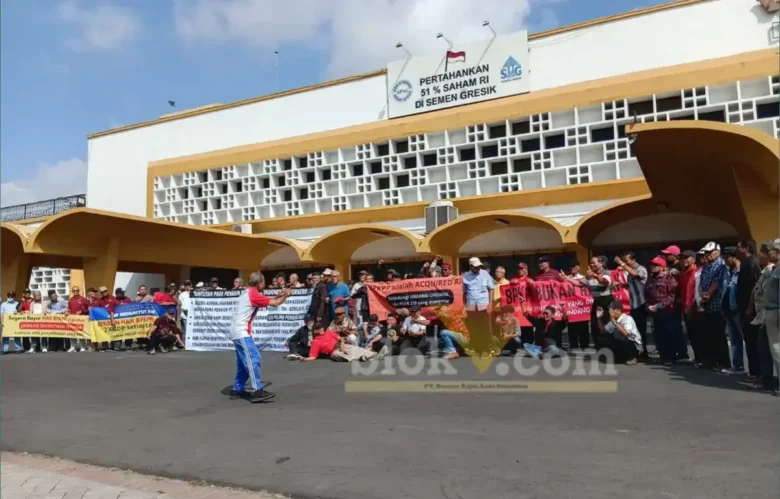 Ratusan Pensiunan Semen Gresik Tuntut Hak Kesehatan di Gedung Semen Indonesia, Gresik (foto: blok-a.com/Ivan)