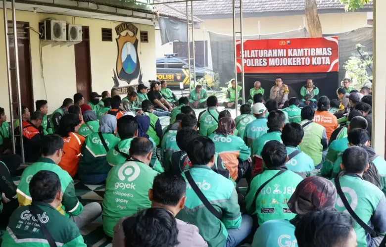 Ratusan driver ojol saat silaturahmi dengan Kapolres Mojokerto Kota (Foto: Humas Polresta Mojokerto Kota)