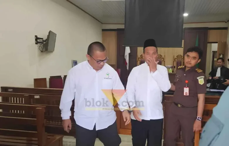 Roni Zakariyas (kiri) dan Zainal Arifin (kanan), dua terdakwa kasus penimbunan 17 liter solar subsidi disidangkan di PN Gresik (foto: Blok-a.com/ivan)