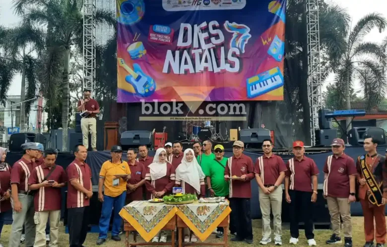 SMAN 1 Blitar gelar puncak Dies Natalis ke-71 dengan potong tumpeng oleh Kepala sekolah, dilanjutkan jalan sehat yang diikuti lintas alumni (foto: Blok-a.com/Fajar)