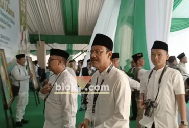 Ketua Organizing Committee Muktamar ke-35 NU Saifullah Yusuf memasuki tenda besar pembukaan Muktamar di lapangan Untung Suropati, Tambakberas, Jombang (foto: blok-a.com/Syahrul Wijaya)