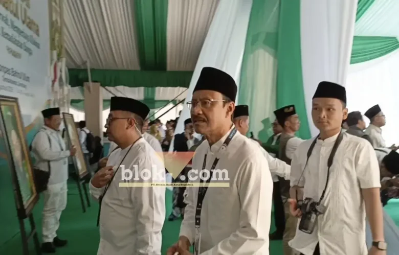 Ketua Organizing Committee Muktamar ke-35 NU Saifullah Yusuf memasuki tenda besar pembukaan Muktamar di lapangan Untung Suropati, Tambakberas, Jombang (foto: blok-a.com/Syahrul Wijaya)