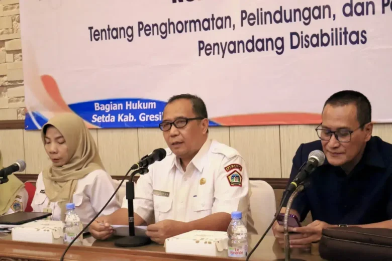 Sekretaris Daerah Kabupaten Gresik Achmad Washil Miftahul Rachman (tengah) (foto: istimewa)