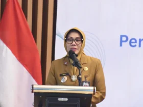 Sekretaris Daerah Sidoarjo, Fenny Apridawati saat memberikan sambutan dalam acara Sosialisasi Peraturan Bupati Sidoarjo Nomor 17 Tahun 2026 dan Gerakan ASN Peduli Pekerja Rentan di Hotel DoubleTree Surabaya, Selasa (18/8/2026) (foto: istimewa)