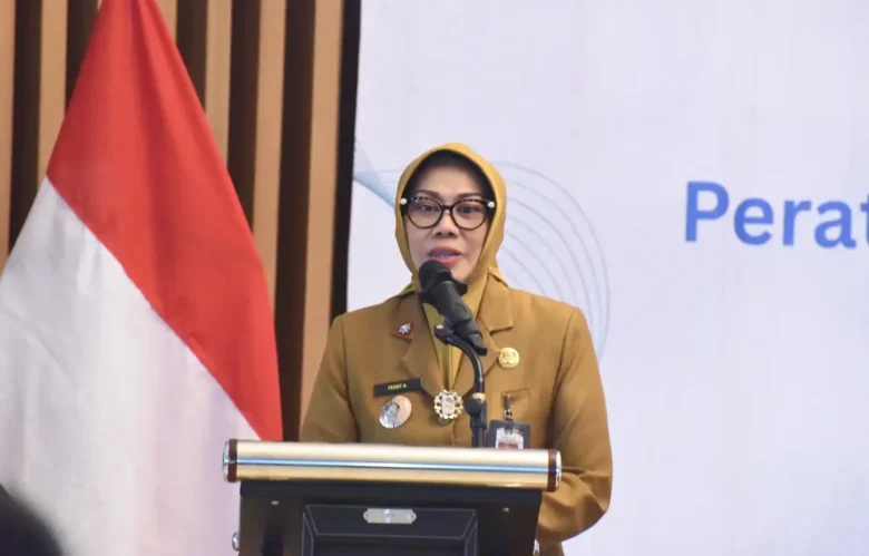 Sekretaris Daerah Sidoarjo, Fenny Apridawati saat memberikan sambutan dalam acara Sosialisasi Peraturan Bupati Sidoarjo Nomor 17 Tahun 2026 dan Gerakan ASN Peduli Pekerja Rentan di Hotel DoubleTree Surabaya, Selasa (18/8/2026) (foto: istimewa)