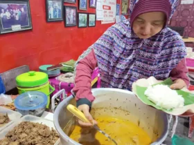 Siti Munawaroh, pengelola Warung Abang “Kesukaan Gus Dur” saat melayani pelanggan (Foto: Istimewa)