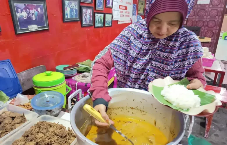 Siti Munawaroh, pengelola Warung Abang “Kesukaan Gus Dur” saat melayani pelanggan (Foto: Istimewa)