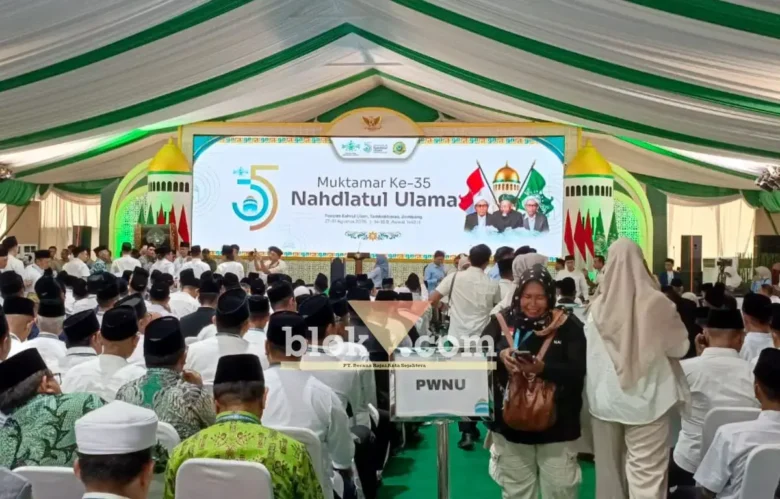 Situasi terkini di tenda besar Lapangan Untung Suropati, Tambakberas, tempat berlangsungnya pembukaan Muktamar NU ke-35 (foto: Blok-a.com/Syahrul Wijaya)