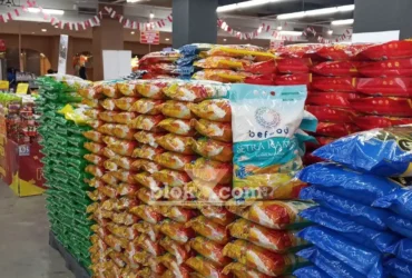 Stok beras premium di gudang Bulog siap didistribusikan.(foto: Blok-a.com/Syahrul Wijaya)