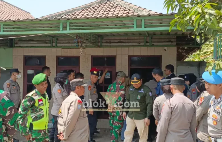 Suasana proses eksekusi pengosongan bangunan di Trowulan, Mojokerto (foto: blok-a.com/Syahrul Wijaya)