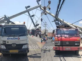 Tiang listrik roboh di Manyar Gresik timpa kendaraan proyek (foto: Ivan)
