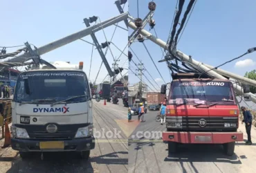 Tiang listrik roboh di Manyar Gresik timpa kendaraan proyek (foto: Ivan)