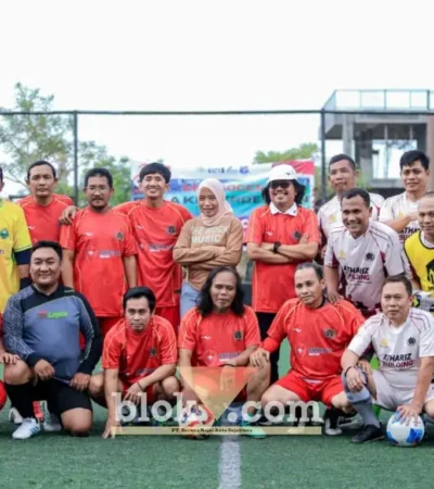 Tim PWI Mojokerto foto bersama tim PWI Surabaya sebelum bertanding dalam laga Mini Soccer Piala Kemerdekaan di lapangan BJS Mini Soccer Taman Dayu, Pandaan, Pasuruan (foto: blok-a.com/Syahrul Wijaya)