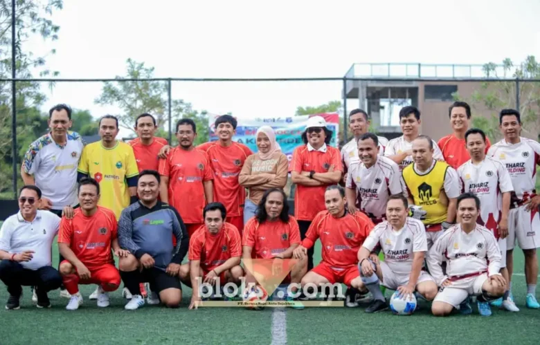 Tim PWI Mojokerto foto bersama tim PWI Surabaya sebelum bertanding dalam laga Mini Soccer Piala Kemerdekaan di lapangan BJS Mini Soccer Taman Dayu, Pandaan, Pasuruan (foto: blok-a.com/Syahrul Wijaya)