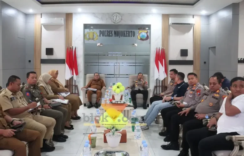 Pertemuan antara Sekda dan sejumlah pejabat Pemkab Mojokerto dengan jajaran Polres Mojokerto untuk pembahasan dan koordinasi pertambangan di wilayah Mojokerto (foto: Blok-a.com/Syahrul Wijaya)