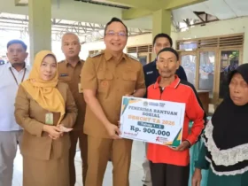 Wabup Gresik dr Asluchul Alif (tengah) saat membagikan bantuan pemerintah (foto: istimewa)