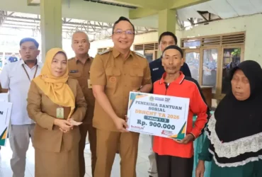 Wabup Gresik dr Asluchul Alif (tengah) saat membagikan bantuan pemerintah (foto: istimewa)