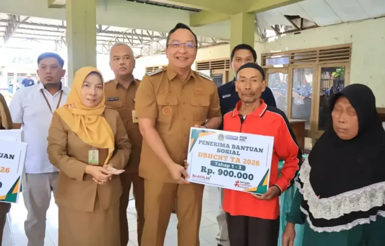 Wabup Gresik dr Asluchul Alif (tengah) saat membagikan bantuan pemerintah (foto: istimewa)