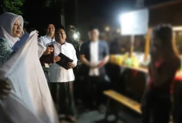 Wabup dan Kapolres Jombang ikuti aksi simpatik-sosialisasi ketertiban Satpol PP bersama tim gabungan saat menyasar salah satu pedagang Angkringan (Foto: Kominfo)