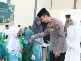 Waka Polres Kompol Grandika Indera Waspada saat memberikan santunan kepada anak yatim (Foto: Humas Polres)