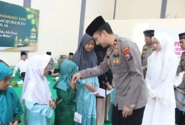 Waka Polres Kompol Grandika Indera Waspada saat memberikan santunan kepada anak yatim (Foto: Humas Polres)
