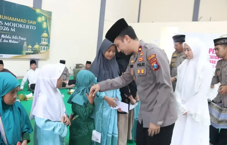 Waka Polres Kompol Grandika Indera Waspada saat memberikan santunan kepada anak yatim (Foto: Humas Polres)