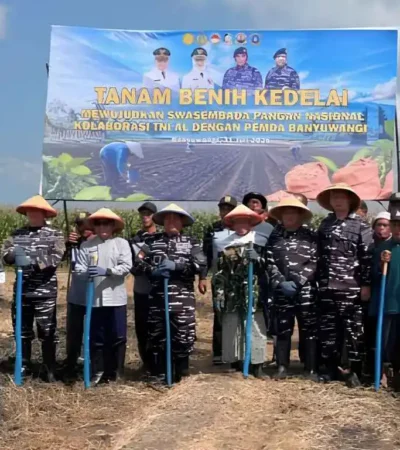 Wakil Bupati Banyuwangi Mujiono bersama TNI dan petani saat tanam kedelai secara simbolis (foto: istimewa)