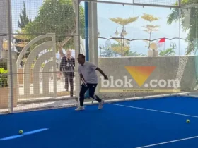Wali Kota Batu, Nurochman saat mencoba Padel di Paolo Fest, Selasa (25/8/2026) (foto: blok-a/Bob Bimantara Leander)