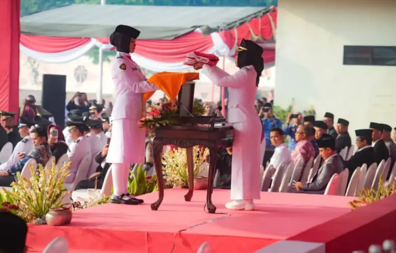 Wali Kota Mojokerto Ika Puspita Sari pimpin upacara HUT Kemerdekaan ke-81 RI (foto: dok Kominfo)