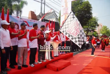 Wali Kota Mojokerto Ika Puspita Sari saat memberangkatkan peserta gerak jalan Merah Putih (foto: blok-a.com/Syahrul Wijaya)