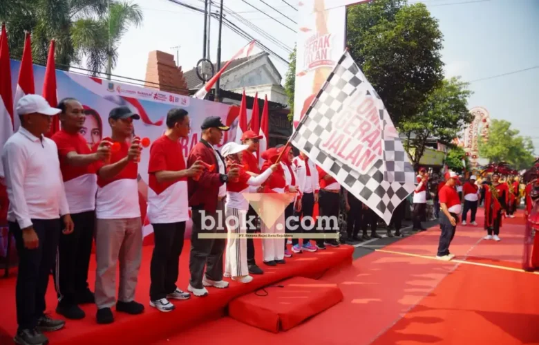 Wali Kota Mojokerto Ika Puspita Sari saat memberangkatkan peserta gerak jalan Merah Putih (foto: blok-a.com/Syahrul Wijaya)