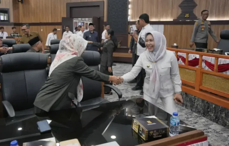 Wali kota Mojokerto Ika Puspita Sari usai rapat paripurna penyampaian nota keuangan rancangan perubahan APBD tahun anggaran 2026.(Foto Kominfo)