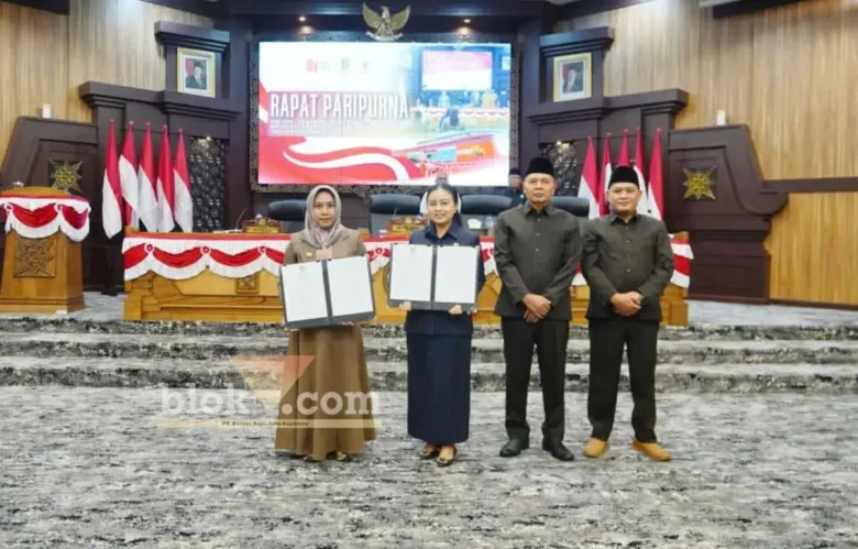 Wali Kota Mojokerto Ika Puspita Sari dan Ketua DPRD kota Mojokerto menunjukkan nota kesepakatan KUA-PPAS dalam rapat paripurna (foto: Blok-a.com/Syahrul Wijaya)