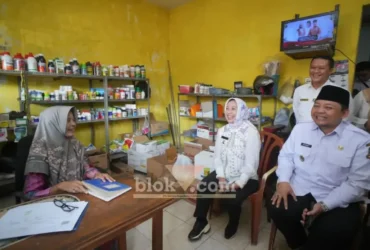 Wali Kota Mojokerto Ning Ita dan Wakil Wali Kota Mojokerto Cak Sandi saat mengunjungi toko pupuk CV. Syfa (foto: Blok-a.com/Syahrul Wijaya)