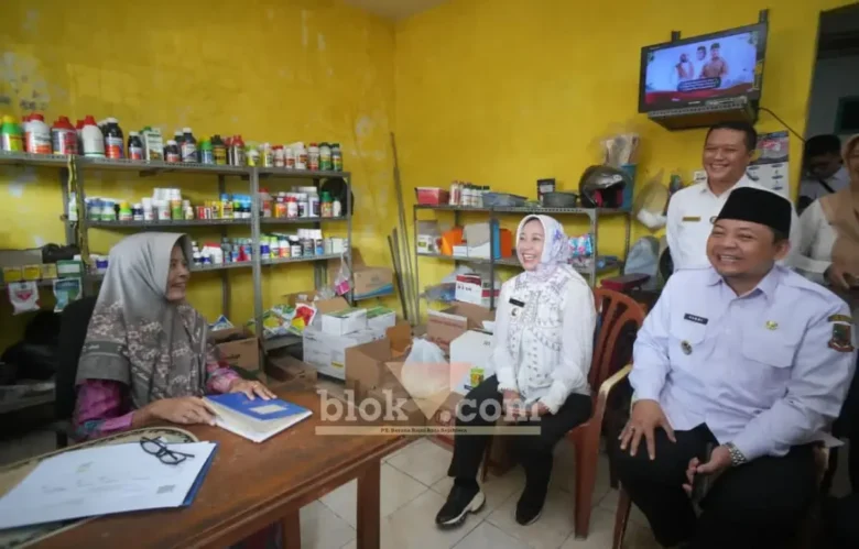 Wali Kota Mojokerto Ning Ita dan Wakil Wali Kota Mojokerto Cak Sandi saat mengunjungi toko pupuk CV. Syfa (foto: Blok-a.com/Syahrul Wijaya)