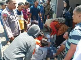 Petugas medis saat memeriksa jenazah Masidah, lansia berusia 73 tahun yang ditemukan tewas diatas cor-coran bantaran sungai, area Perum GDI, Kabat Banyuwangi (Foto: dok Polsek Kabat untuk blok-a.com)