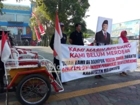Warga yang melakukan aksi demo di depan kantor BPN Mojokerto (foto: blok-a.com/Syahrul Wijaya)