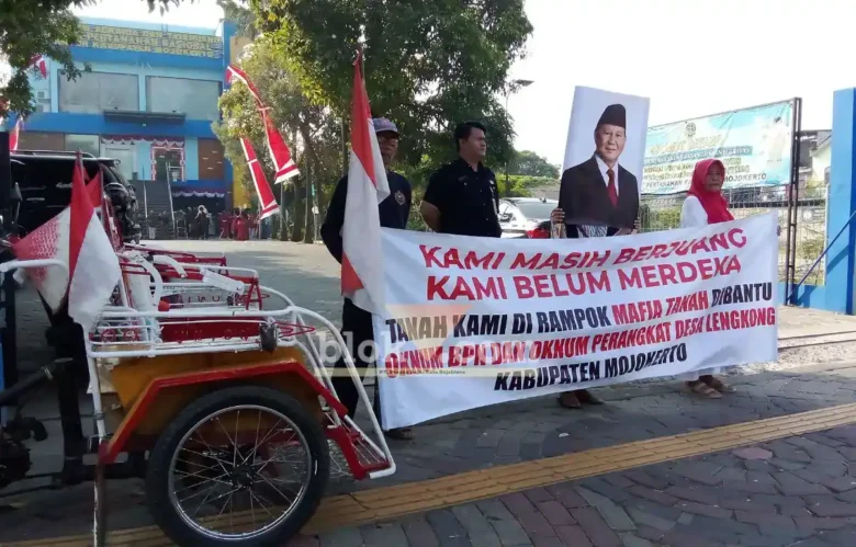 Warga yang melakukan aksi demo di depan kantor BPN Mojokerto (foto: blok-a.com/Syahrul Wijaya)