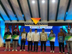 calon pekerja migran asal Kabupaten Malang bersama Menko Muhaimin dan Bupati Sanusi dalam kegiatan peresmian Malang Migrant Center (blok-a.com / Yogga Ardiawan)