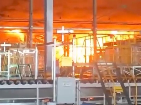 Teks foto : Kebakaran Melanda Pabrik Xinyi Solar di JIIPE, Manyar, Gresik.(Ist)