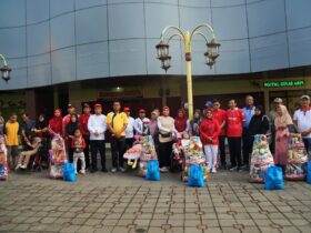 Bupati Magetan berfoto bersama masyarakst uusai penyerahan bingkisan kemerdekaan di Kawasan CFD Pasar Baru Magetan, Minggu (16/8/2026).