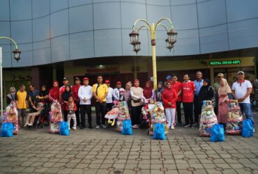 Bupati Magetan berfoto bersama masyarakst uusai penyerahan bingkisan kemerdekaan di Kawasan CFD Pasar Baru Magetan, Minggu (16/8/2026).