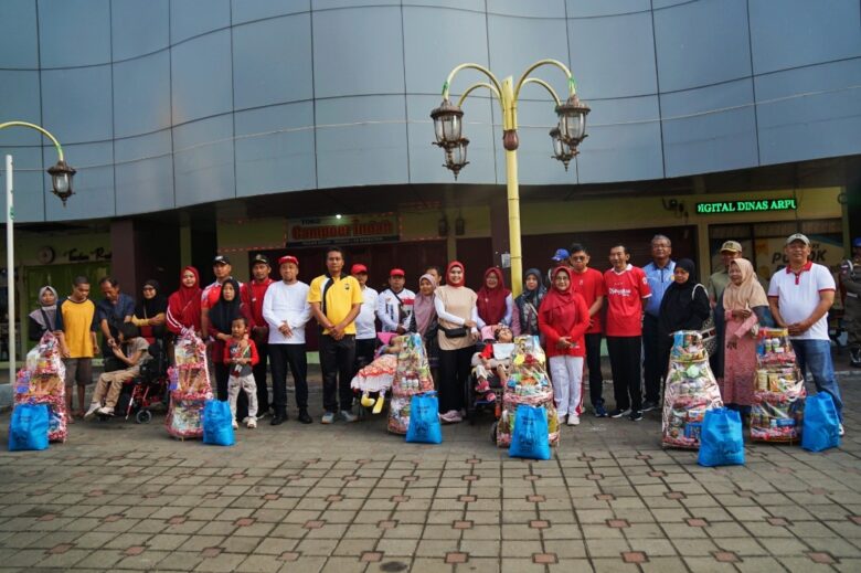 Bupati Magetan berfoto bersama masyarakst uusai penyerahan bingkisan kemerdekaan di Kawasan CFD Pasar Baru Magetan, Minggu (16/8/2026).