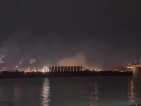Breakingnews! Teks foto : Penampakan dari Laut dentuman keras dan asap membumbung dilangit diduga dari Smelter PT Smelting.(blok-a.com/ivan)