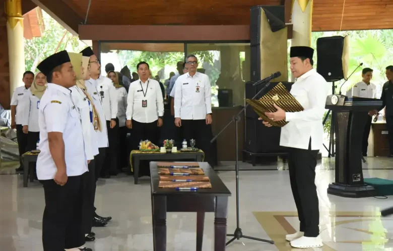 Bupati Subandi lantik 254 kepala sekolah SD/SMP negeri di Sidoarjo (foto: istimewa)