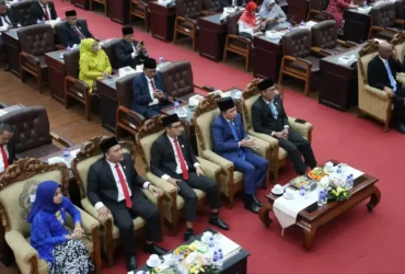 Bupati Jember, Gus Fawait saat menyimak Pidato Kenegaraan Presiden RI jelang HUT ke-81 RI (foto: istimewa)